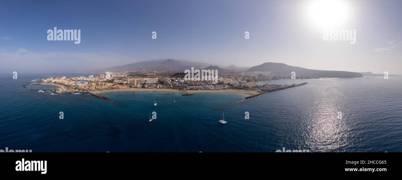 Isola di Tenerife Aerial Panorama della costa vicino a Playa de las Americas, con il Monte Teide sullo sfondo Foto Stock