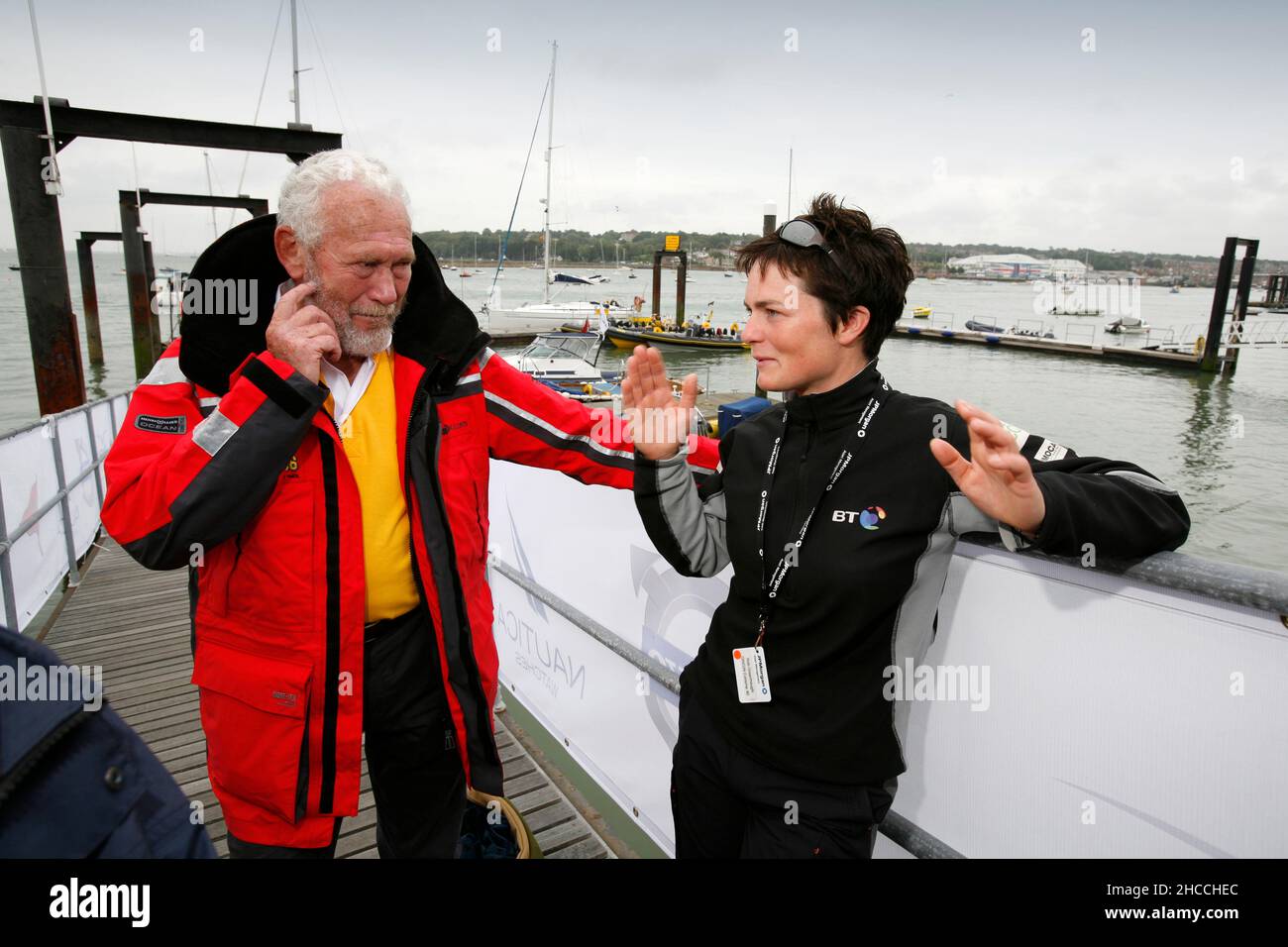 Parlare, conversare, incontrare, Celebrity, Robin Knox Johnson, Ellen MacArthur, settimana dei Cowes, Eventi, People, Round the Island Race, Isle of Wight, Inghilterra, Regno Unito Foto Stock