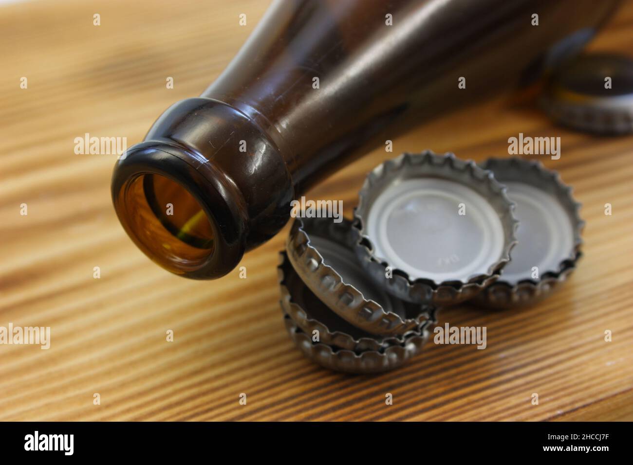 Collo di una bottiglia di birra vuota con tappo Foto Stock