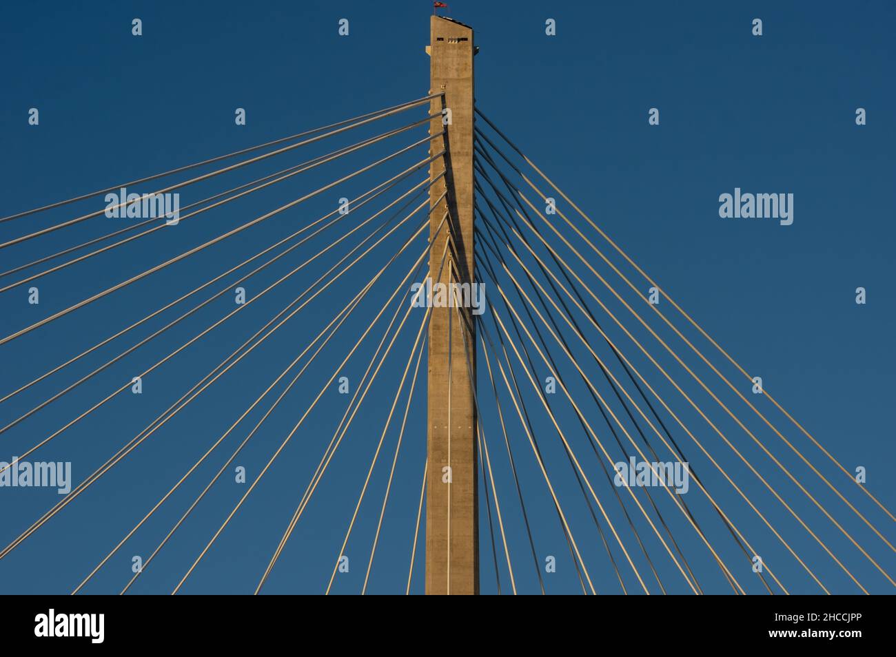 Il moderno ponte via cavo è stato mostrato a Long Beach, California. Foto Stock