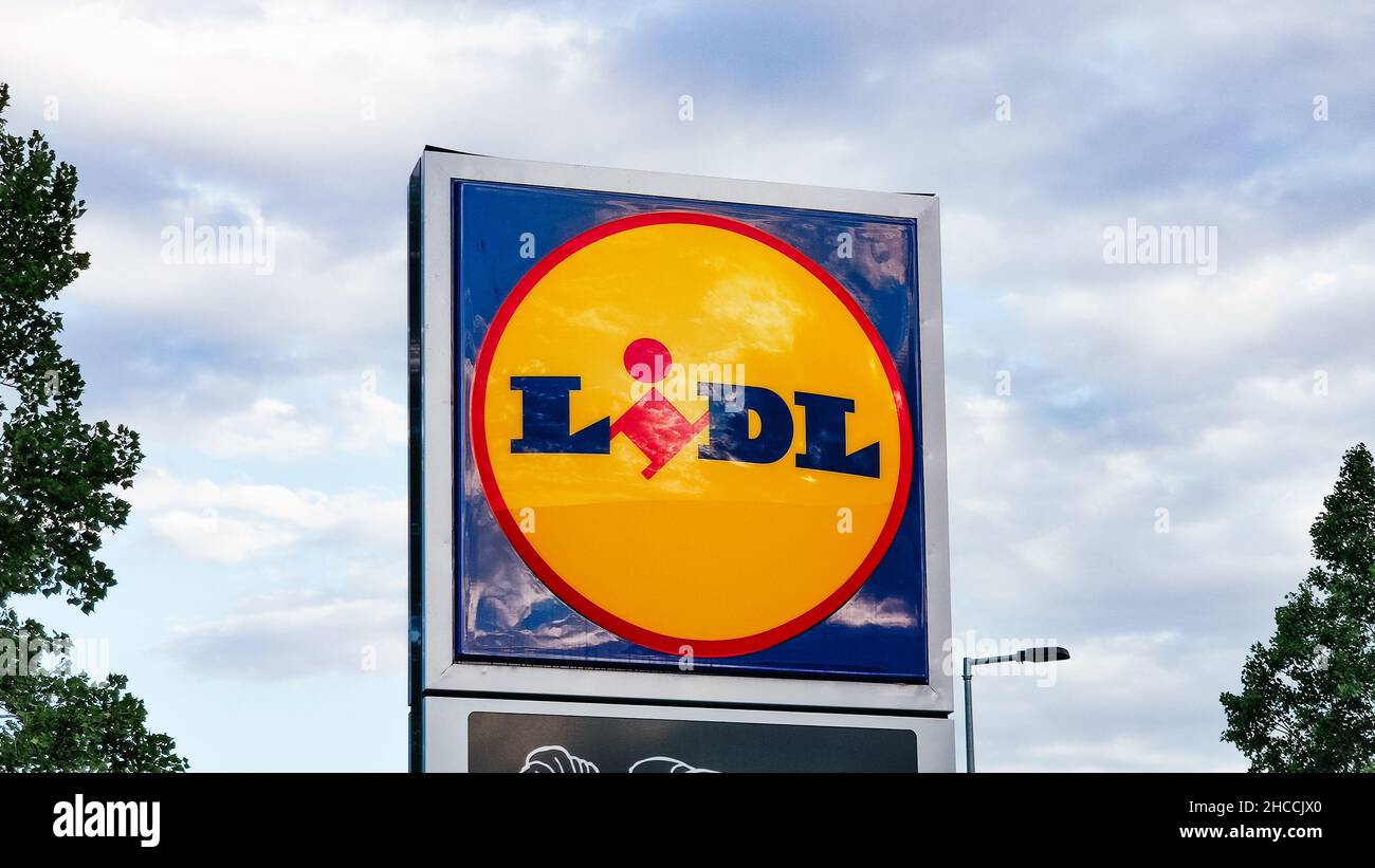 Roses, Spagna - 13 settembre 2021. Logo Lidl contro cielo nuvoloso. Lidl è una popolare catena di supermercati tedesca che opera in tutta l'Euro Foto Stock