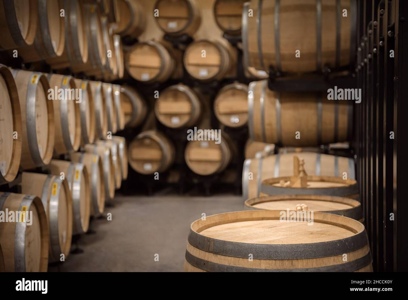 Sfondo interno della cantina. Barile di legno con spazio di copia sulla parte superiore, fuoco selettivo Foto Stock