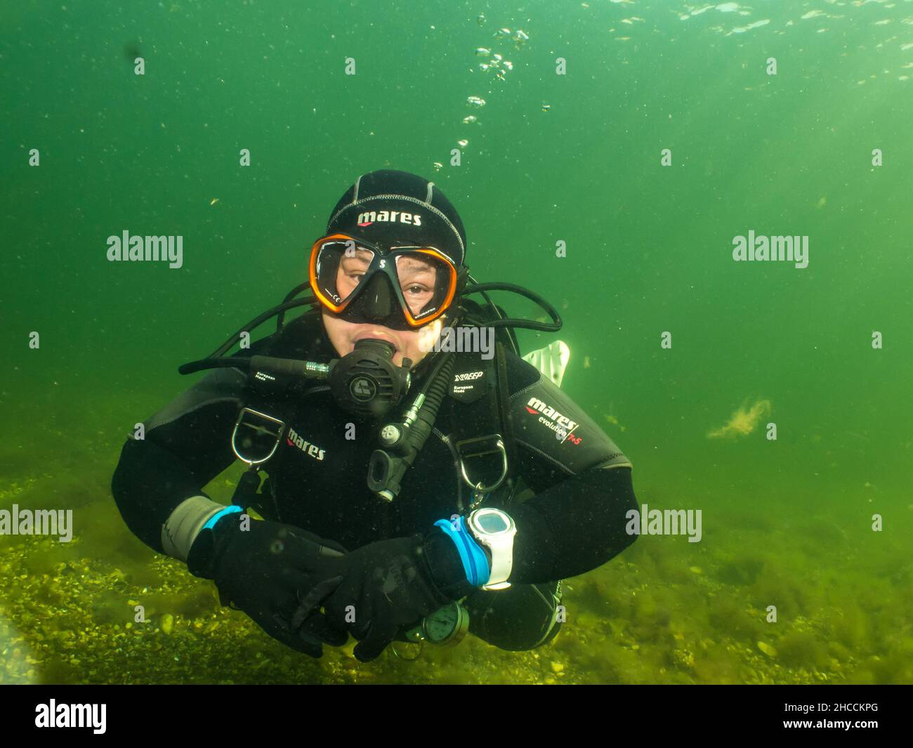 5 settembre 2021 - Malmo, Svezia: Una subacquea femminile illuminata dai raggi del sole che penetrano nell'acqua. Le immersioni subacquee sono state uno sport sempre più popolare durante la pandemia del coronavirus Foto Stock