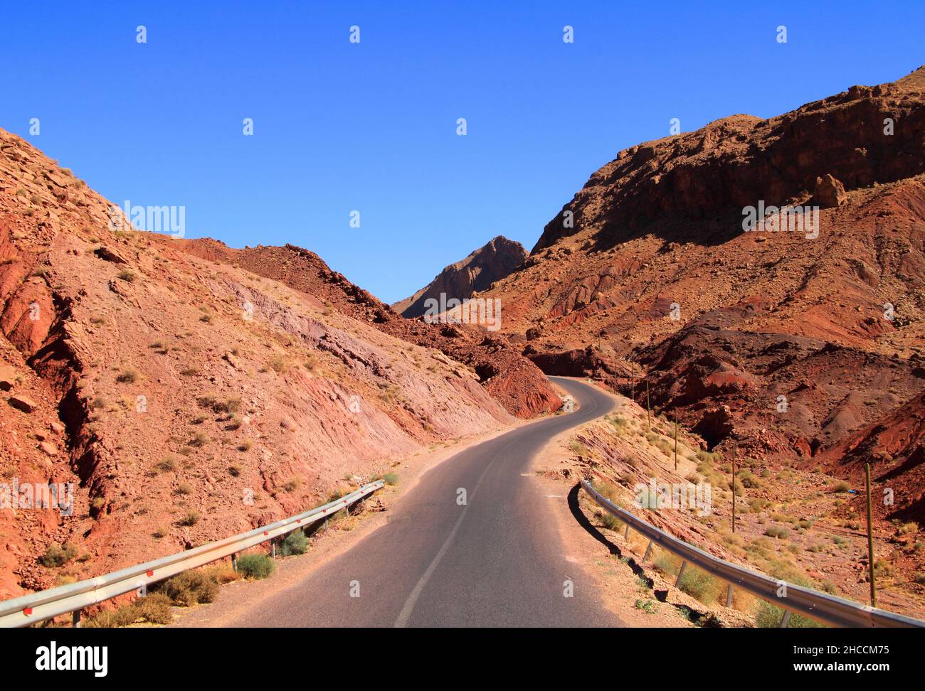 Skoura, Ouarzazate, Marocco. Passo di montagna con un paesaggio drammatico nella Valle di Dade, anche conosciuta come la Valle delle Rose. Foto Stock