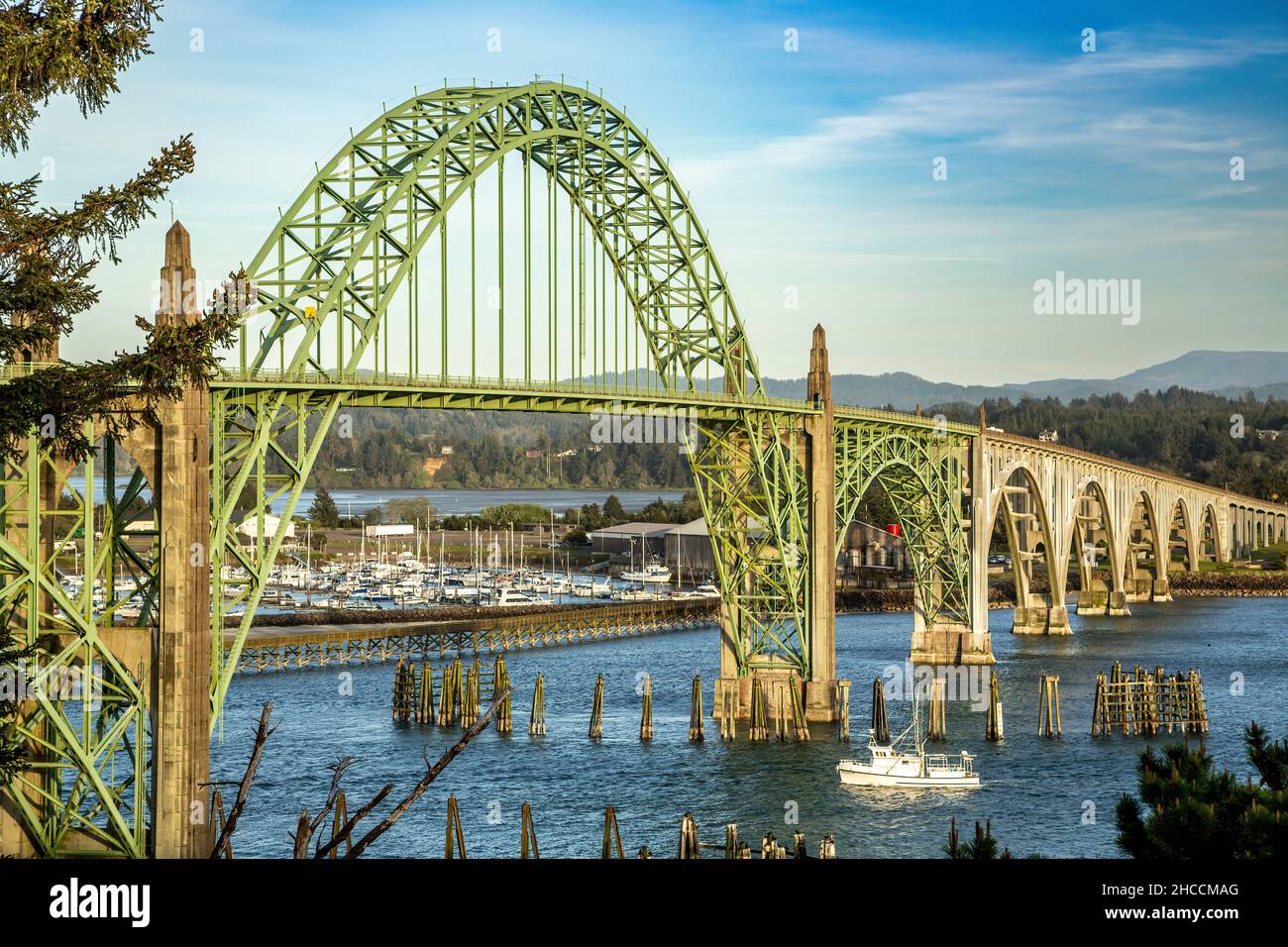 Yaquina Bay Bridge e barche da pesca, Newport, Oregon, Stati Uniti d'America Foto Stock
