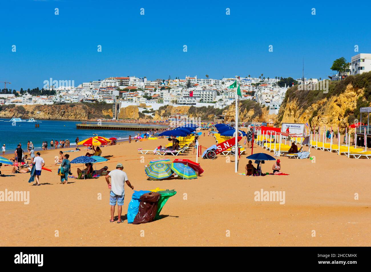 Una bella giornata di sole a Praia do Tunel ad Albufeira, il 25th luglio 2019 Foto Stock