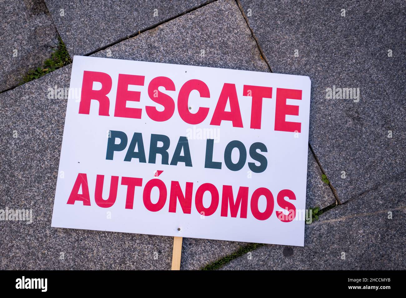 Valencia, Spagna; 21 gennaio 2021: Cartello "salvataggio per i lavoratori autonomi" sul terreno durante una dimostrazione da parte del settore alberghiero. Foto Stock