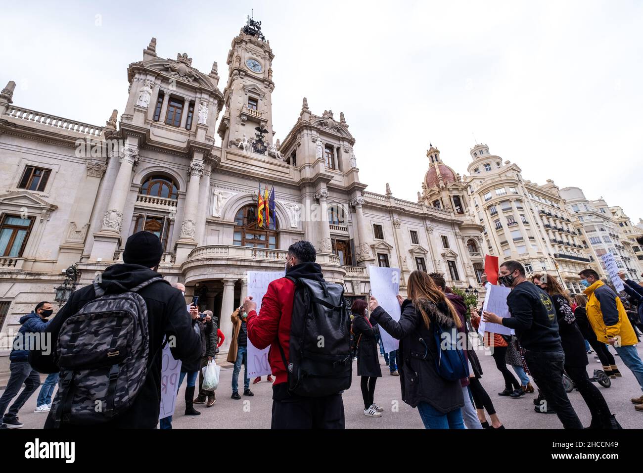 Valencia, Spagna; 25 gennaio 2021: Manifestanti contro le misure anti Covid adottate contro il settore alberghiero dal governo locale Foto Stock