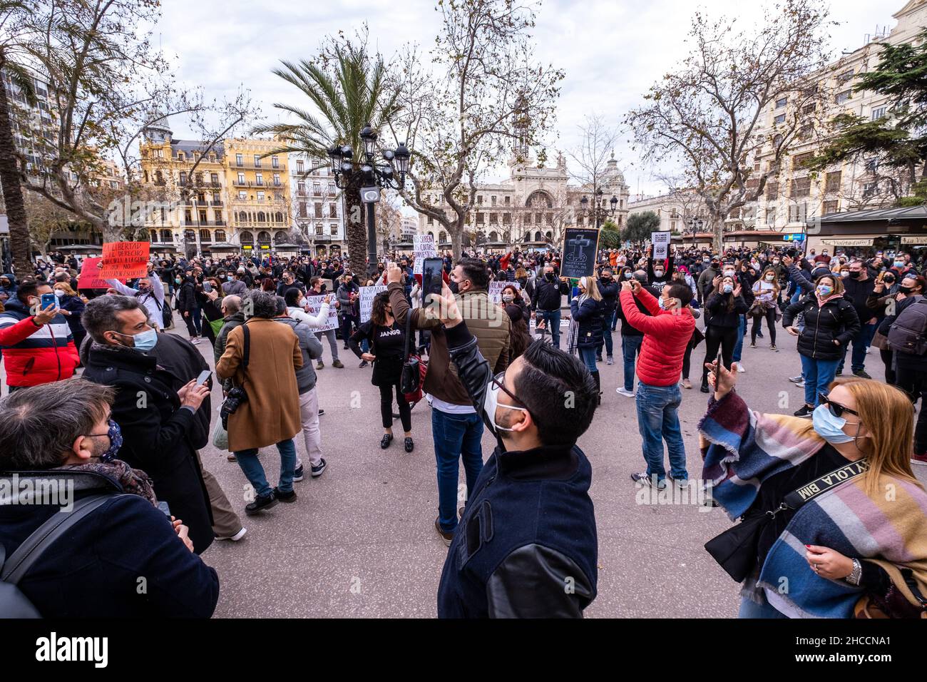 Valencia, Spagna; 25 gennaio 2021: Manifestanti contro le misure anti Covid adottate contro il settore alberghiero dal governo locale Foto Stock
