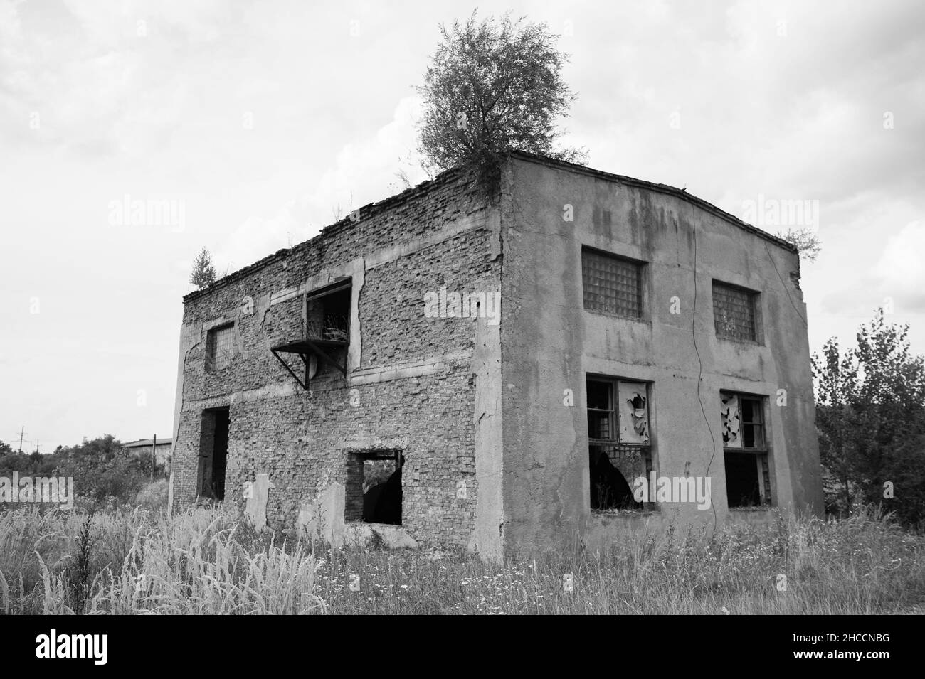 un vecchio edificio abbandonato su campo Foto Stock