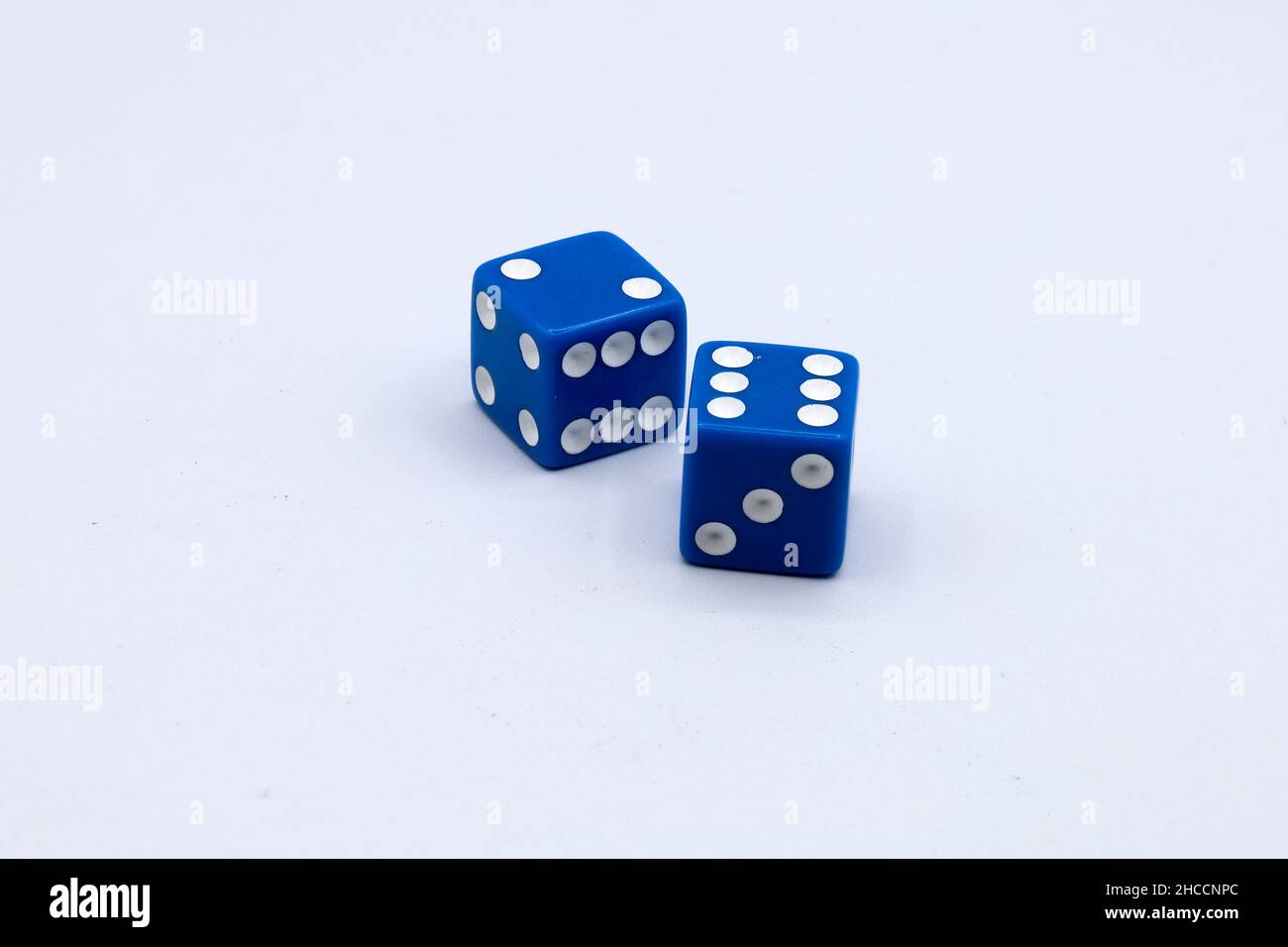 dadi blu per giochi con sfondo bianco Foto Stock