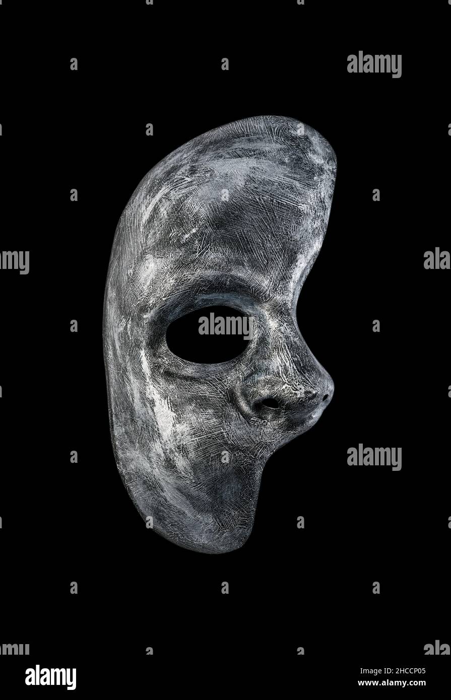 Vecchio fantasma sporco della maschera opera mezze facce isolato su sfondo nero con tracciato di ritaglio Foto Stock