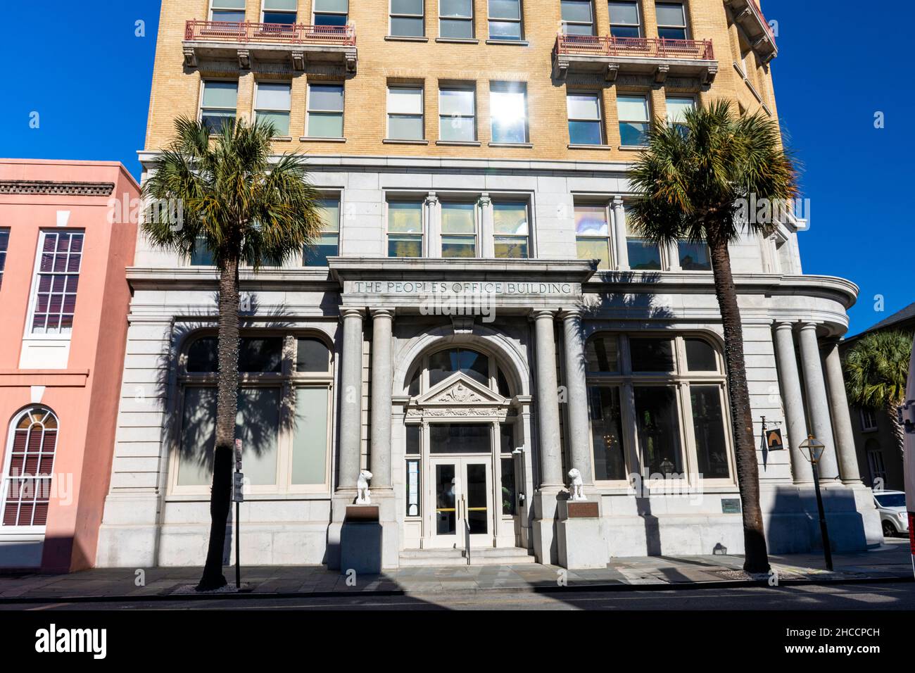 Charleston, South Carolina, USA - 27 novembre 2021: L'edificio degli uffici di Peoples visto nella storica città vecchia. Foto Stock