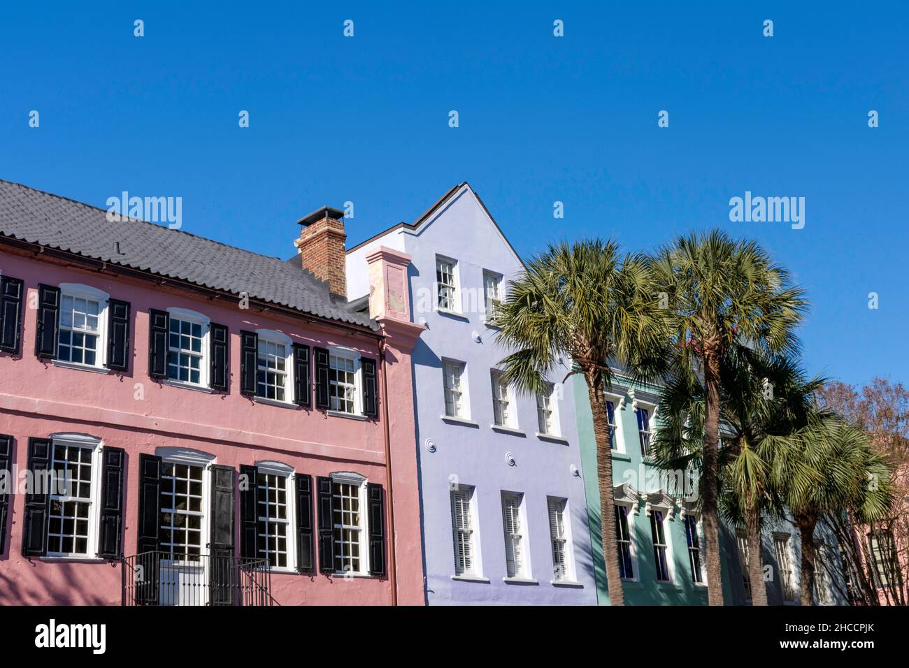 Le case lungo il famoso Rainbow Row nella storica Charleston, South Carolina, una popolare destinazione di viaggi lenti. Foto Stock