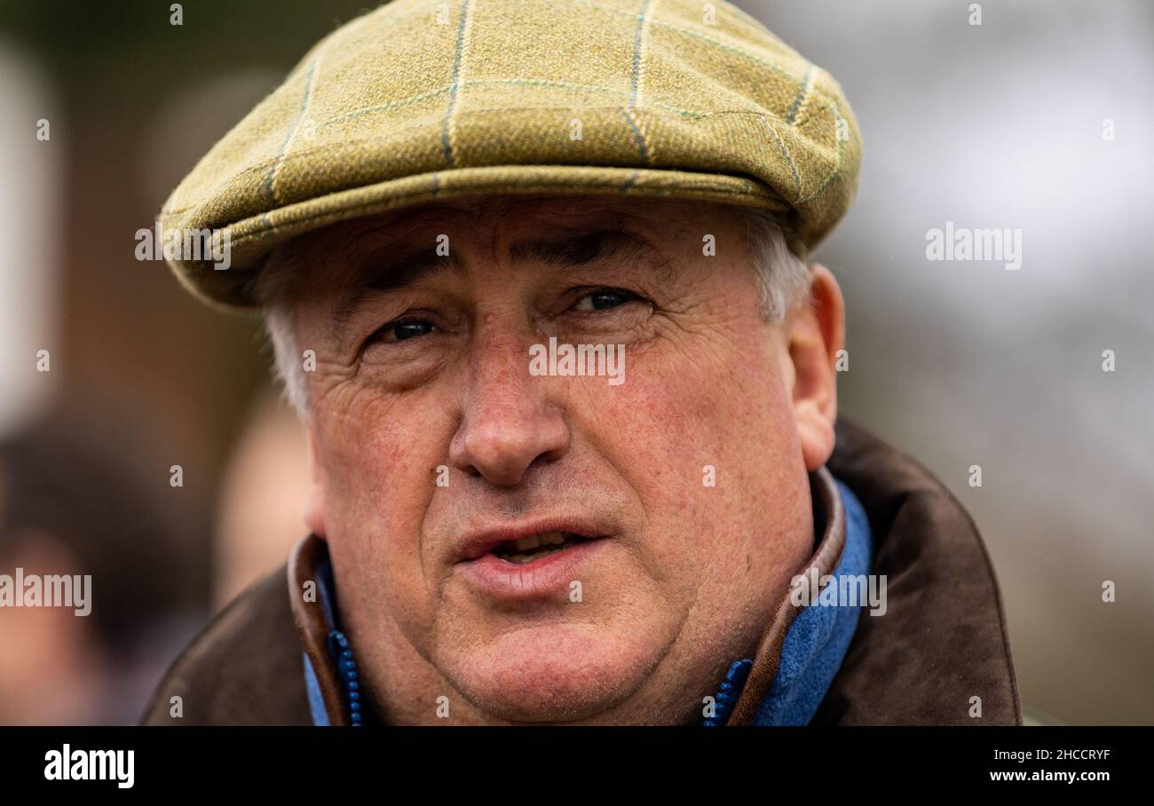 L'allenatore di cavalli Paul Nicholls dopo il suo cavallo Iteo ha vinto il Ladbrokes We Play Together intradductory Juvenile Hobble durante il Desert Orchid Chase Day del Ladbrokes Christmas Festival al Kempton Park. Data foto: Lunedì 27 dicembre 2021. Foto Stock