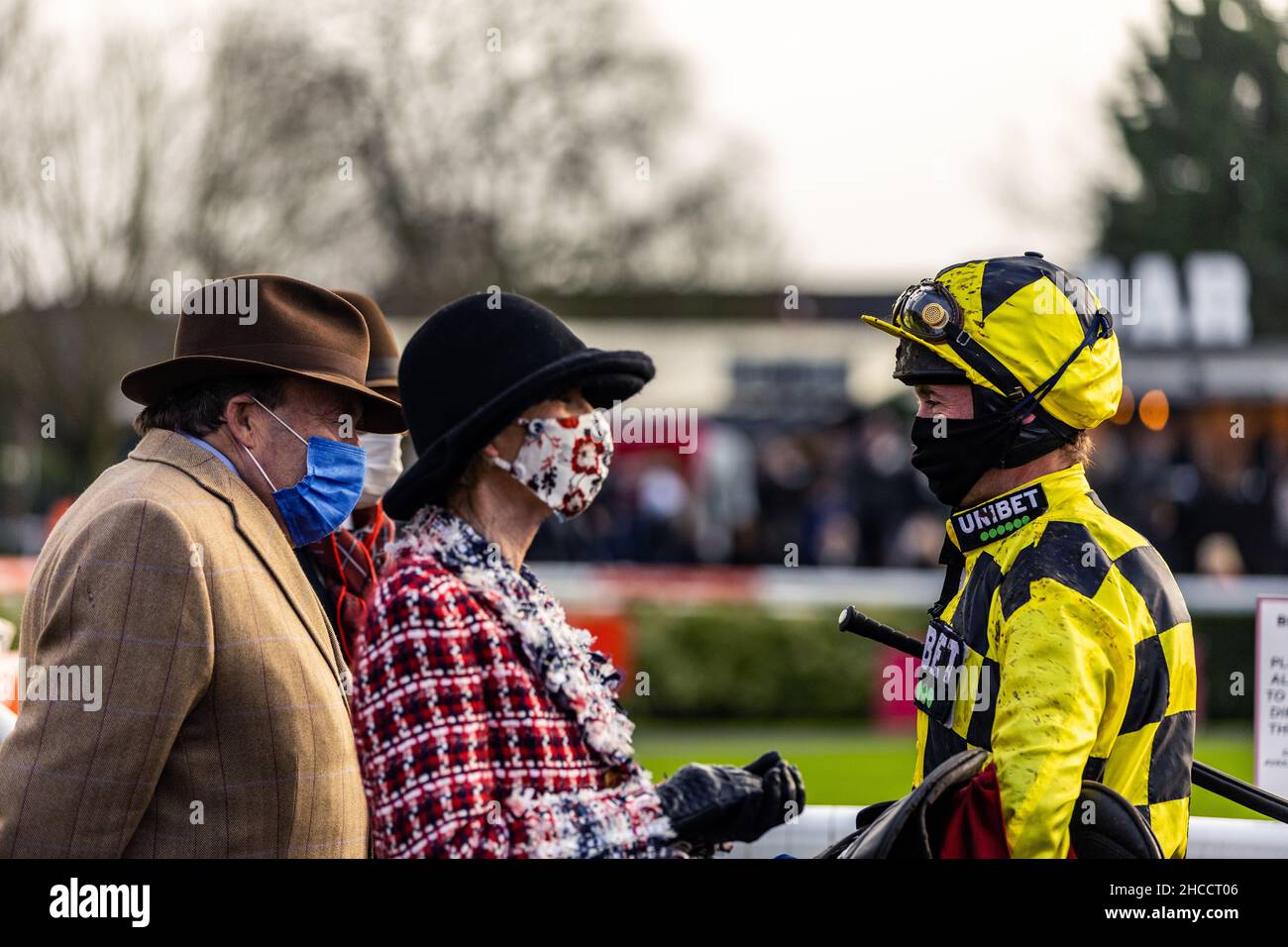 Jockey Nico de Boinville (a destra) parla con l'allenatore Nicky Henderson (a sinistra) dopo aver vinto la caccia alle orchidee nel deserto di Ladbrokes su Shishkin durante il giorno della caccia alle orchidee nel deserto del festival di Natale di Ladbrokes a Kempton Park. Data foto: Lunedì 27 dicembre 2021. Foto Stock