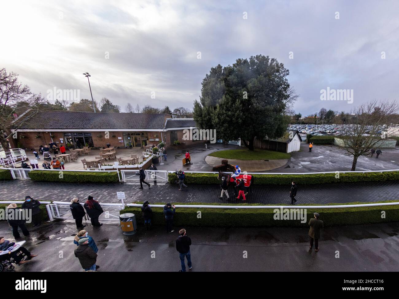 Emmpressive Lady indescita dal jockey Sean Houlihan nel ring della sfilata dopo aver vinto il Play Ladbrokes 5-A-side sulla barriera per handicap Mares durante il Desert Orchid Chase Day del Ladbrokes Christmas Festival al Kempton Park. Data foto: Lunedì 27 dicembre 2021. Foto Stock