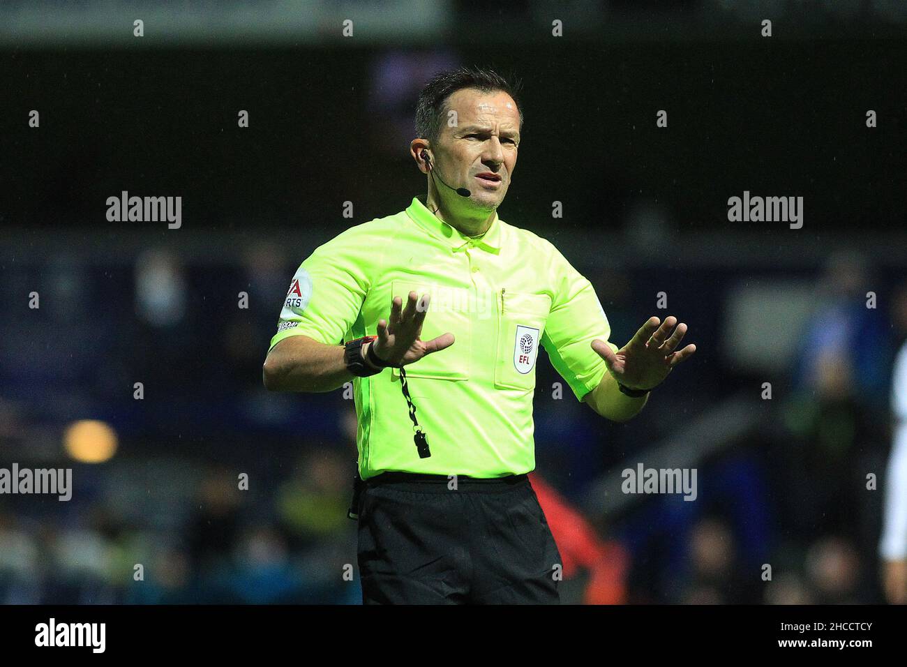 Londra, Regno Unito. 27th Dic 2021. L'arbitro Keith Stroud guarda avanti. EFL Skybet Championship Match, Queens Park Rangers contro AFC Bournemouth al Kiyan Prince Foundation Stadium, Loftus Road a Londra lunedì 27th dicembre 2021. Questa immagine può essere utilizzata solo per scopi editoriali. Solo per uso editoriale, licenza richiesta per uso commerciale. Nessun uso in scommesse, giochi o un singolo club/campionato/player pubblicazioni. pic di Steffan Bowen/Andrew Orchard sport fotografia/Alamy Live news credito: Andrew Orchard sport fotografia/Alamy Live News Foto Stock