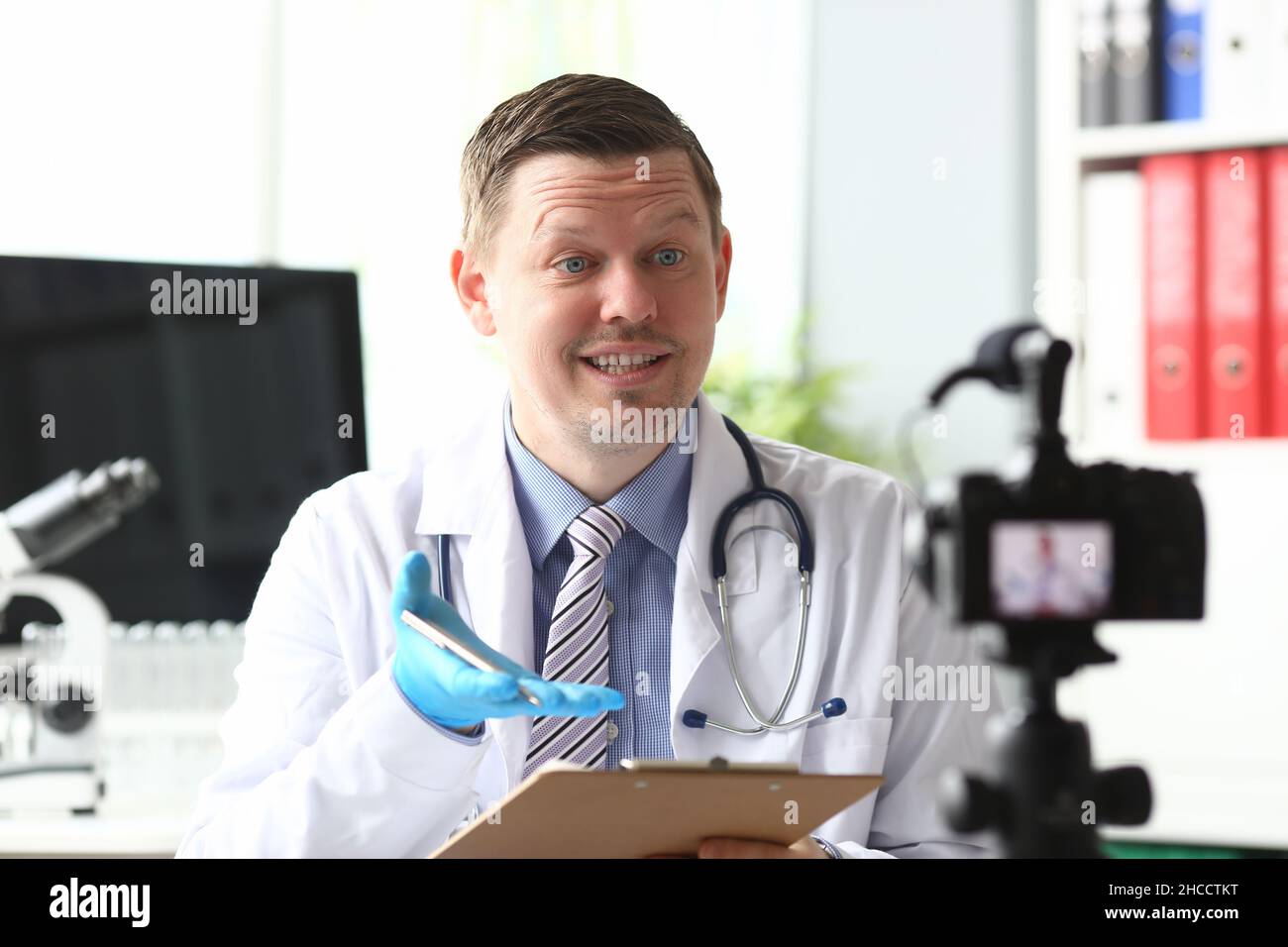 Medico di sesso maschile che parla in camera in clinica Foto Stock