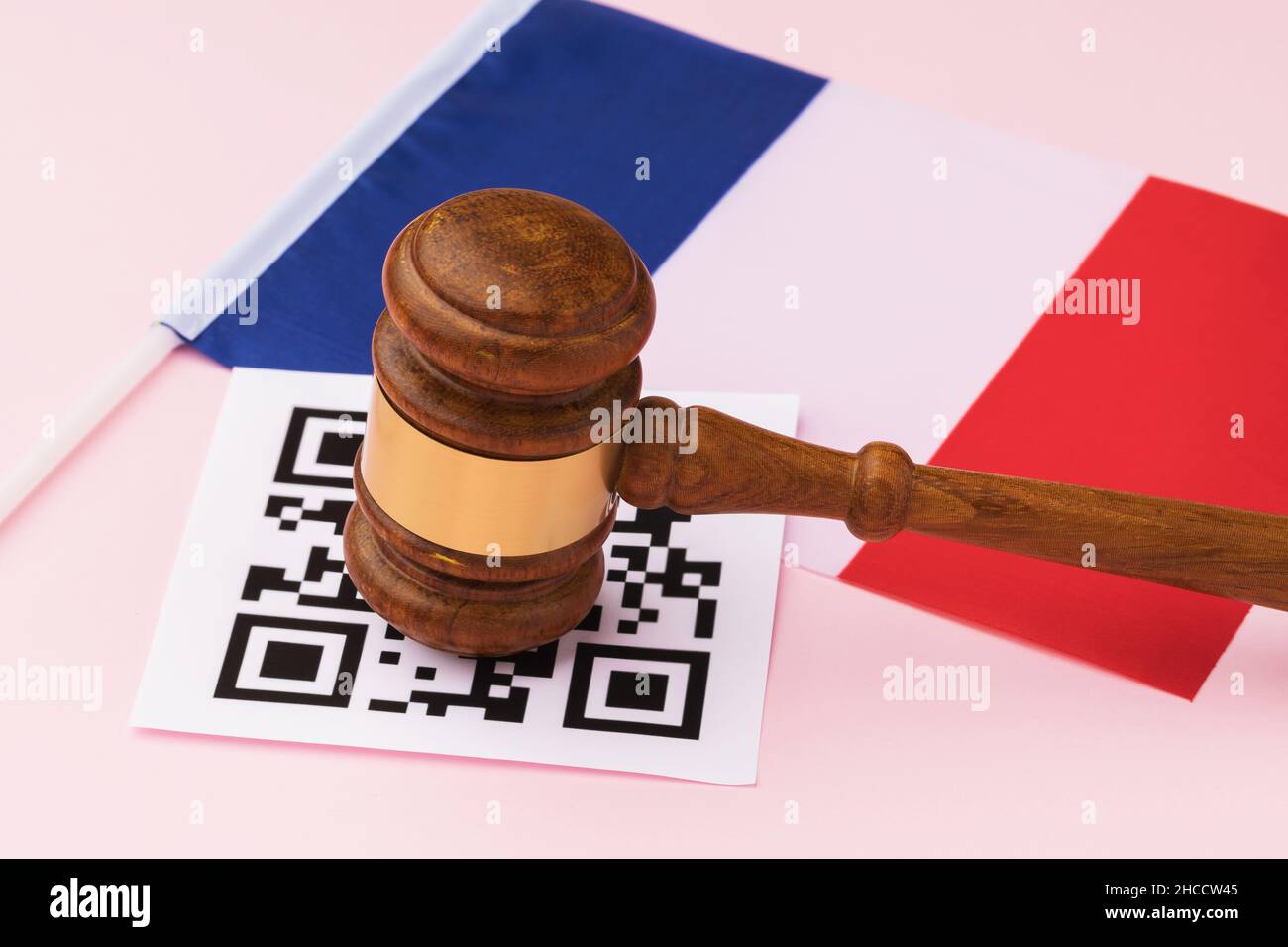 Giudice gavel, scheda del codice a barre e bandiera della Francia, il concetto di punizione amministrativa per violazione del regime utilizzando codici QR in Francia Foto Stock