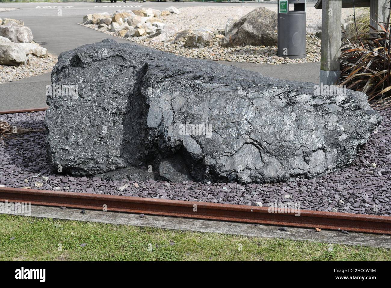 Grande blocco di carbone nero a Cardiff Bay Barrage Wales Foto Stock