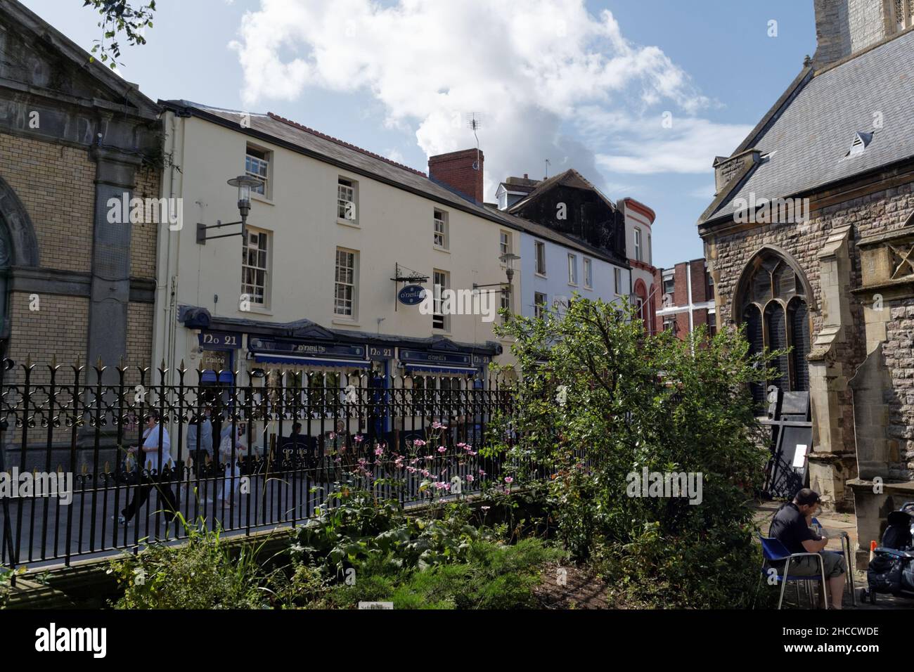 La taverna Market nel centro di Cardiff, vista dai giardini del cortile di St Johns. Galles Regno Unito Foto Stock