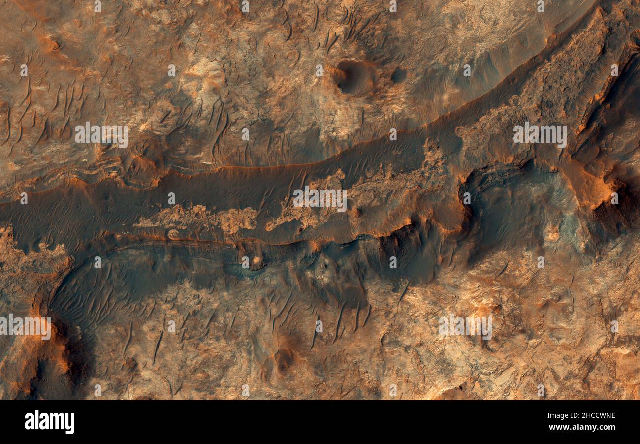 MAWRTH VALLIS, MARTE - 20 dicembre 2021 - miliardi di anni fa, un fiume fluiva attraverso questa scena a Mawrth Vallis su Marte. Come sulla Terra, questi fiumi Foto Stock