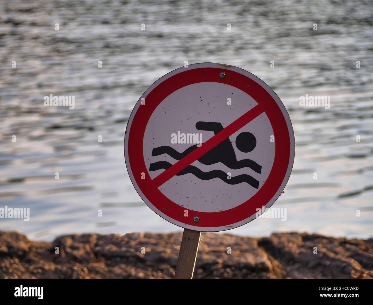Rotondo senza cartello per nuotare con sfondo di una spiaggia Foto Stock