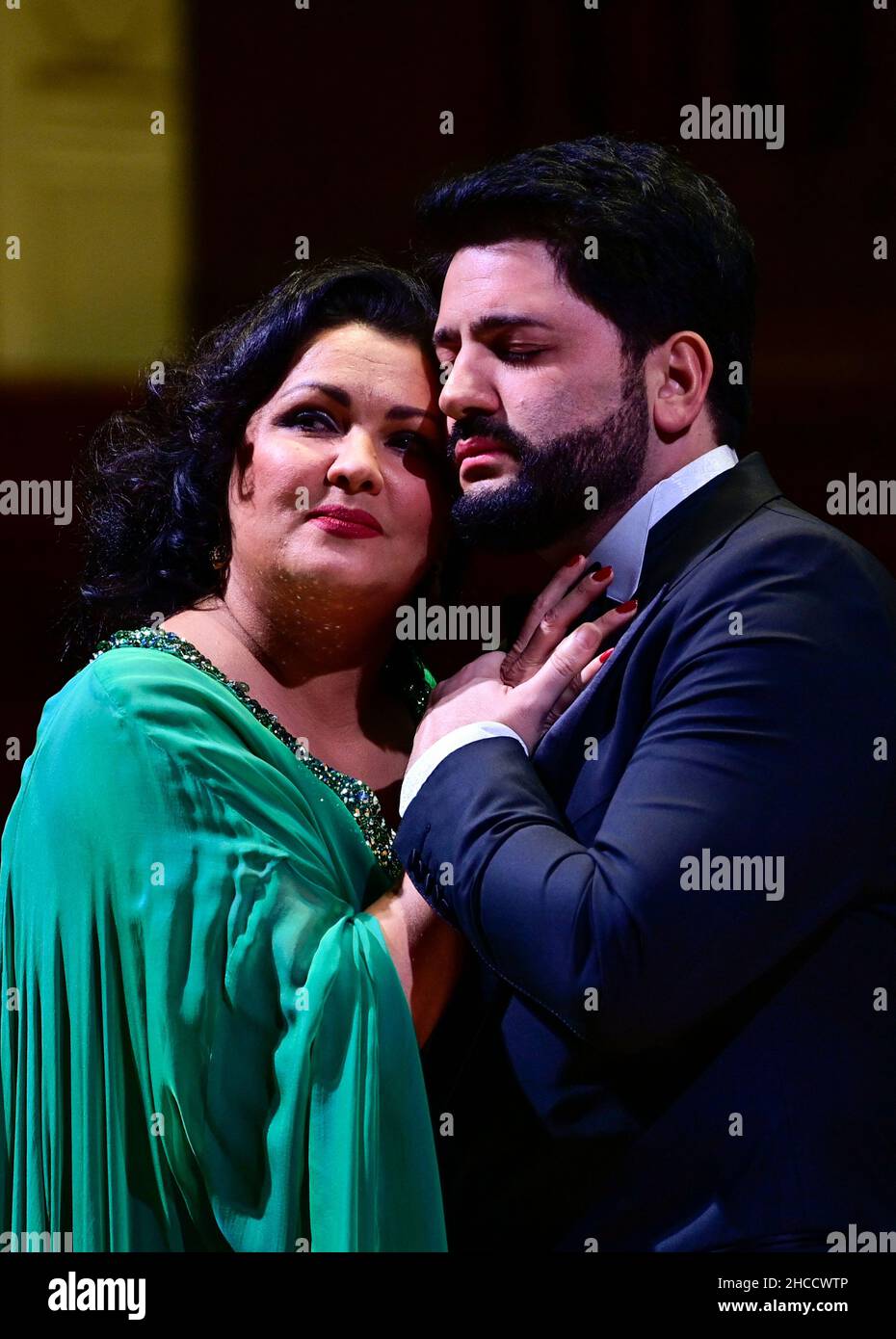 Praga, Repubblica Ceca. 27th Dic 2021. Il soprano russo Anna Netrebko e suo marito Yusif Eyvazov si esibiscono lunedì 27 dicembre 2021 nel corso di un concerto presso la Municipal House di Praga, Repubblica Ceca. Credit: Roman Vondrous/CTK Photo/Alamy Live News Foto Stock