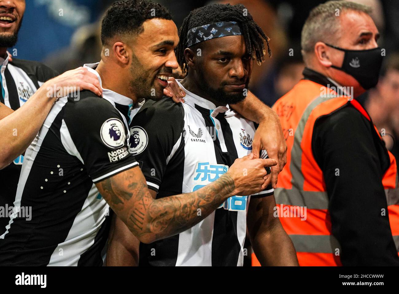 Allan Saint-Maximin (a destra) del Newcastle United celebra il primo obiettivo del gioco con il Callum Wilson (a sinistra) del Newcastle United durante la partita della Premier League al St. James' Park, Newcastle. Data foto: Lunedì 27 dicembre 2021. Foto Stock