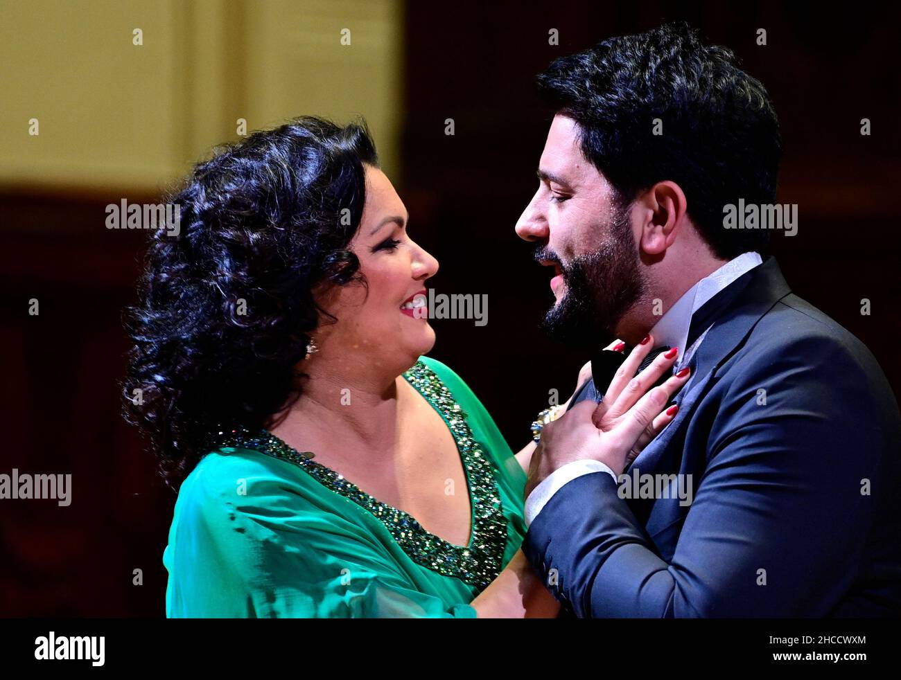 Praga, Repubblica Ceca. 27th Dic 2021. Il soprano russo Anna Netrebko e suo marito Yusif Eyvazov si esibiscono lunedì 27 dicembre 2021 nel corso di un concerto presso la Municipal House di Praga, Repubblica Ceca. Credit: Roman Vondrous/CTK Photo/Alamy Live News Foto Stock