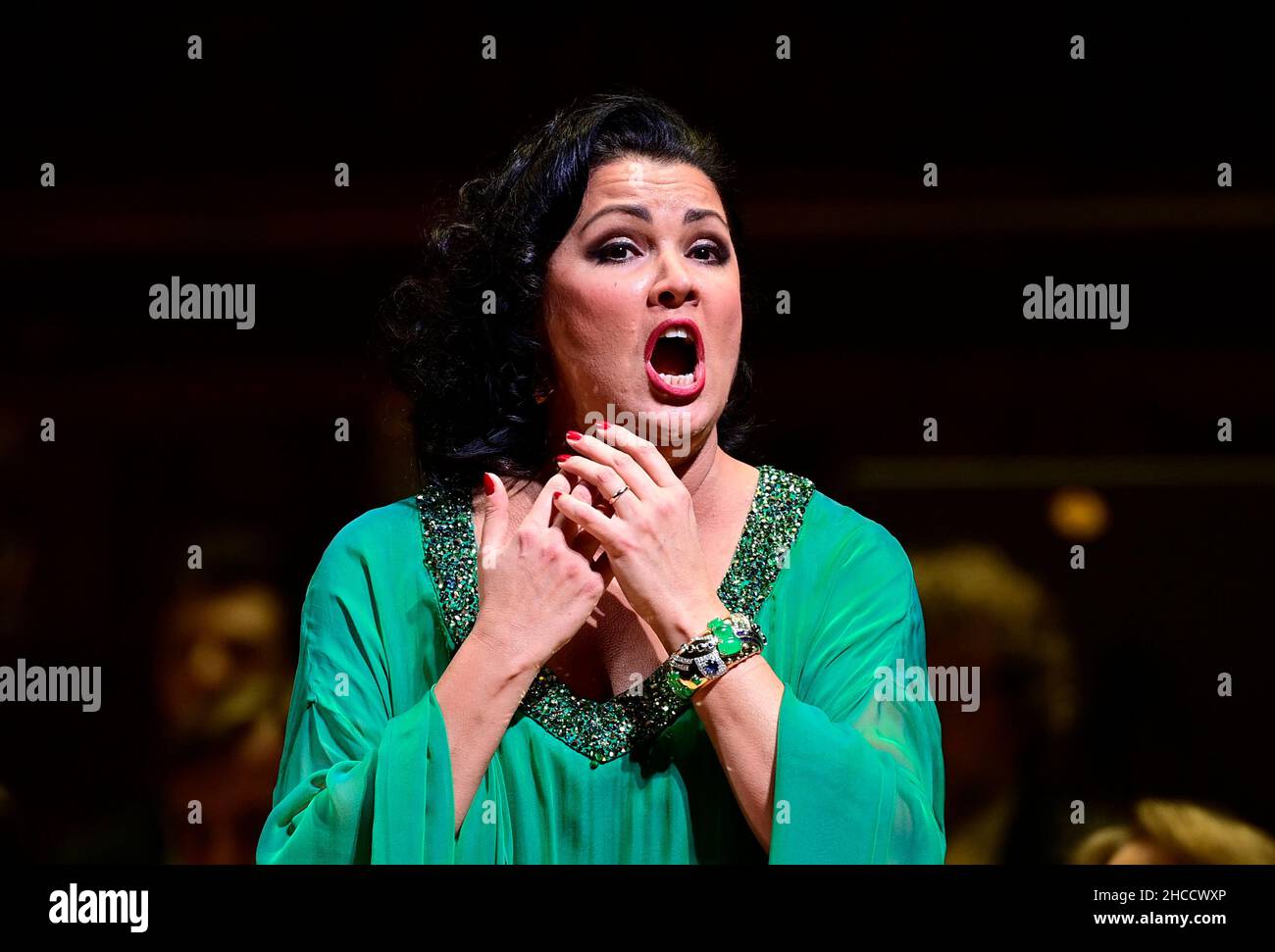 Praga, Repubblica Ceca. 27th Dic 2021. Il soprano russo Anna Netrebko e suo marito Yusif Eyvazov (non visto) si esibiscono durante un concerto presso la Municipal House di Praga, Repubblica Ceca, lunedì 27 dicembre 2021. Credit: Roman Vondrous/CTK Photo/Alamy Live News Foto Stock