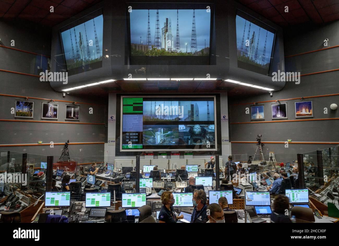 KOURO, GUYANA FRANCESE - 25 dicembre 2021 - le squadre di lancio monitorano il conto alla rovescia per il lancio del razzo Ariane 5 di Arianespace che porta James Webb della NASA Foto Stock
