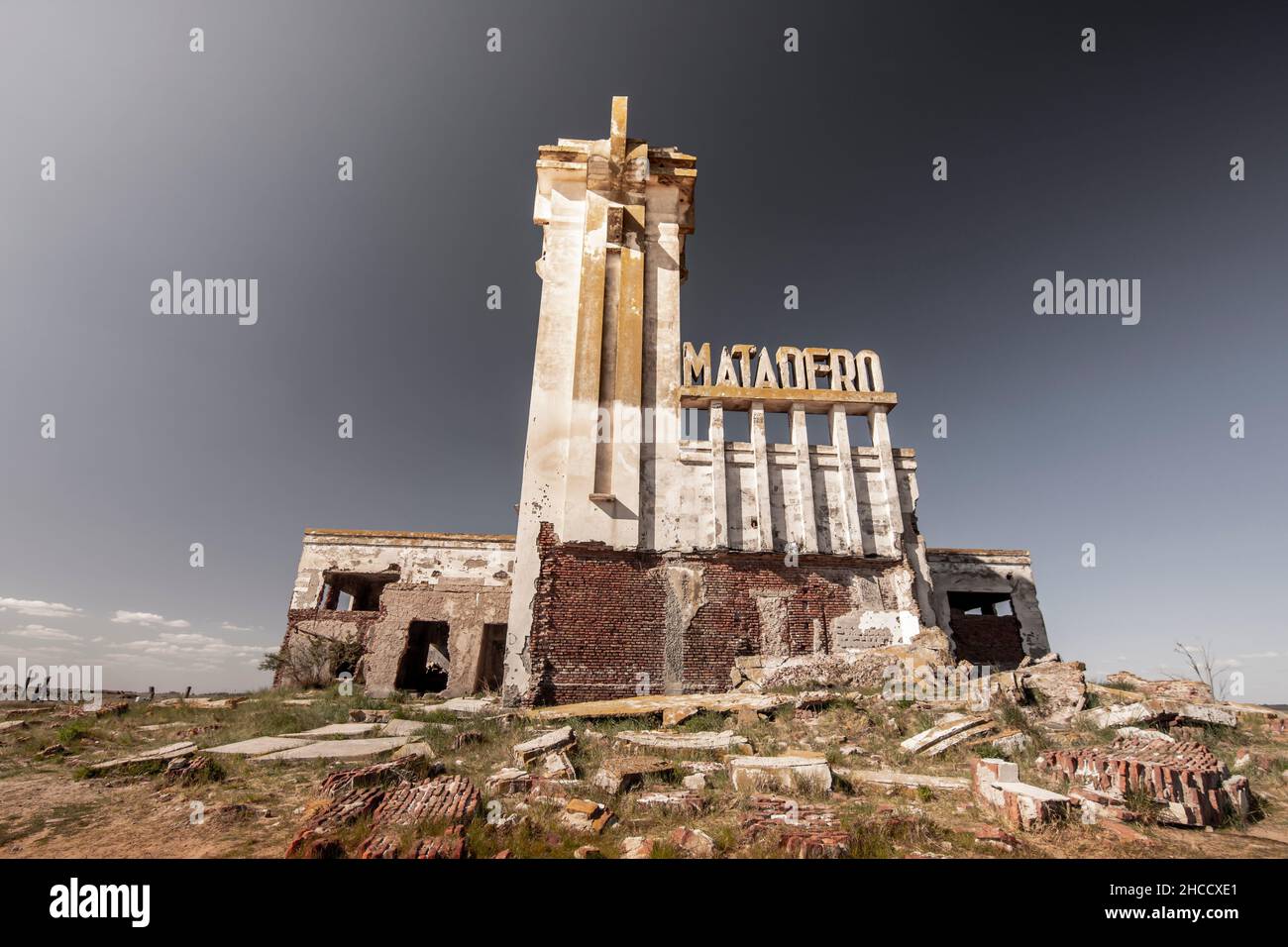 'Slaughter House' Public Place 'matadero', antica costruzione dell'architetto Francisco Salamone di notte erosa dalle acque saline a Epiecuén, Buenos Aire Foto Stock