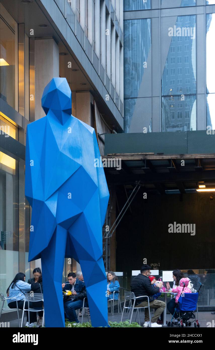 Jean-Marc grande scultura uomo blu sulla sesta avenue Manhattan NYC Foto Stock