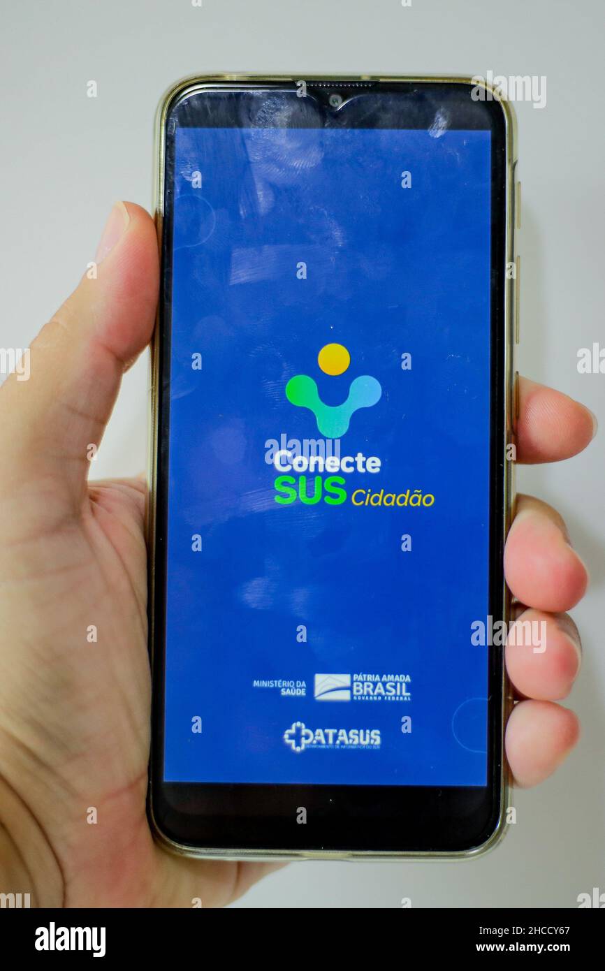 Recife, Brasile. 27th Dic 2021. PE - Recife - 12/27/2021 - RACCOLTA SPECIALE, APPLICAZIONI GOVERNATIVE - cellulare dispositivo (smartphone) mostrando l'applicazione Conecta SUS in foto scattate questo Lunedi (27) nella città di Recife. Conecta SUS è l'applicazione del Ministero della Sanità con storia clinica, vaccini e informazioni sanitarie per i cittadini serviti dal sistema sanitario unificato (SUS). Foto: Rafael Vieira/AGIF/Sipa USA Credit: Sipa USA/Alamy Live News Foto Stock