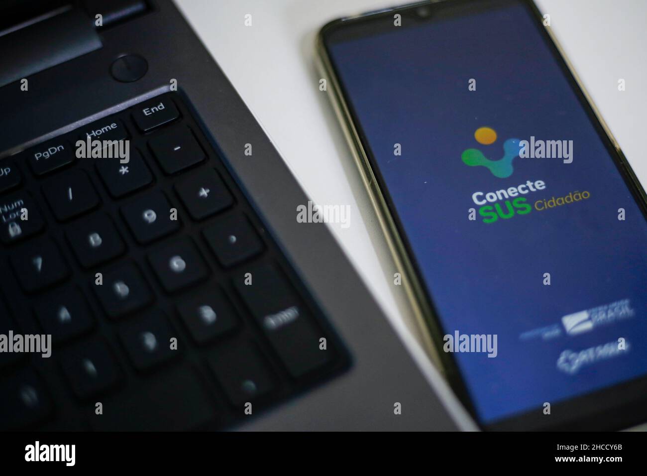 Recife, Brasile. 27th Dic 2021. PE - Recife - 12/27/2021 - RACCOLTA SPECIALE, APPLICAZIONI GOVERNATIVE - cellulare dispositivo (smartphone) mostrando l'applicazione Conecta SUS in foto scattate questo Lunedi (27) nella città di Recife. Conecta SUS è l'applicazione del Ministero della Sanità con storia clinica, vaccini e informazioni sanitarie per i cittadini serviti dal sistema sanitario unificato (SUS). Foto: Rafael Vieira/AGIF/Sipa USA Credit: Sipa USA/Alamy Live News Foto Stock