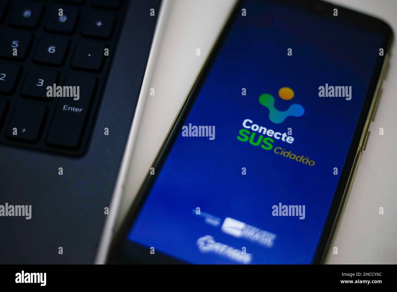 Recife, Brasile. 27th Dic 2021. PE - Recife - 12/27/2021 - RACCOLTA SPECIALE, APPLICAZIONI GOVERNATIVE - cellulare dispositivo (smartphone) mostrando l'applicazione Conecta SUS in foto scattate questo Lunedi (27) nella città di Recife. Conecta SUS è l'applicazione del Ministero della Sanità con storia clinica, vaccini e informazioni sanitarie per i cittadini serviti dal sistema sanitario unificato (SUS). Foto: Rafael Vieira/AGIF/Sipa USA Credit: Sipa USA/Alamy Live News Foto Stock