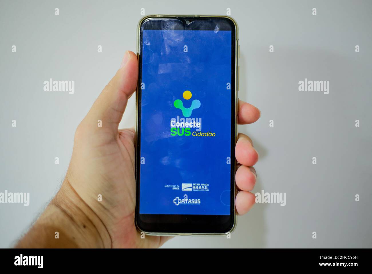 Recife, Brasile. 27th Dic 2021. PE - Recife - 12/27/2021 - RACCOLTA SPECIALE, APPLICAZIONI GOVERNATIVE - cellulare dispositivo (smartphone) mostrando l'applicazione Conecta SUS in foto scattate questo Lunedi (27) nella città di Recife. Conecta SUS è l'applicazione del Ministero della Sanità con storia clinica, vaccini e informazioni sanitarie per i cittadini serviti dal sistema sanitario unificato (SUS). Foto: Rafael Vieira/AGIF/Sipa USA Credit: Sipa USA/Alamy Live News Foto Stock