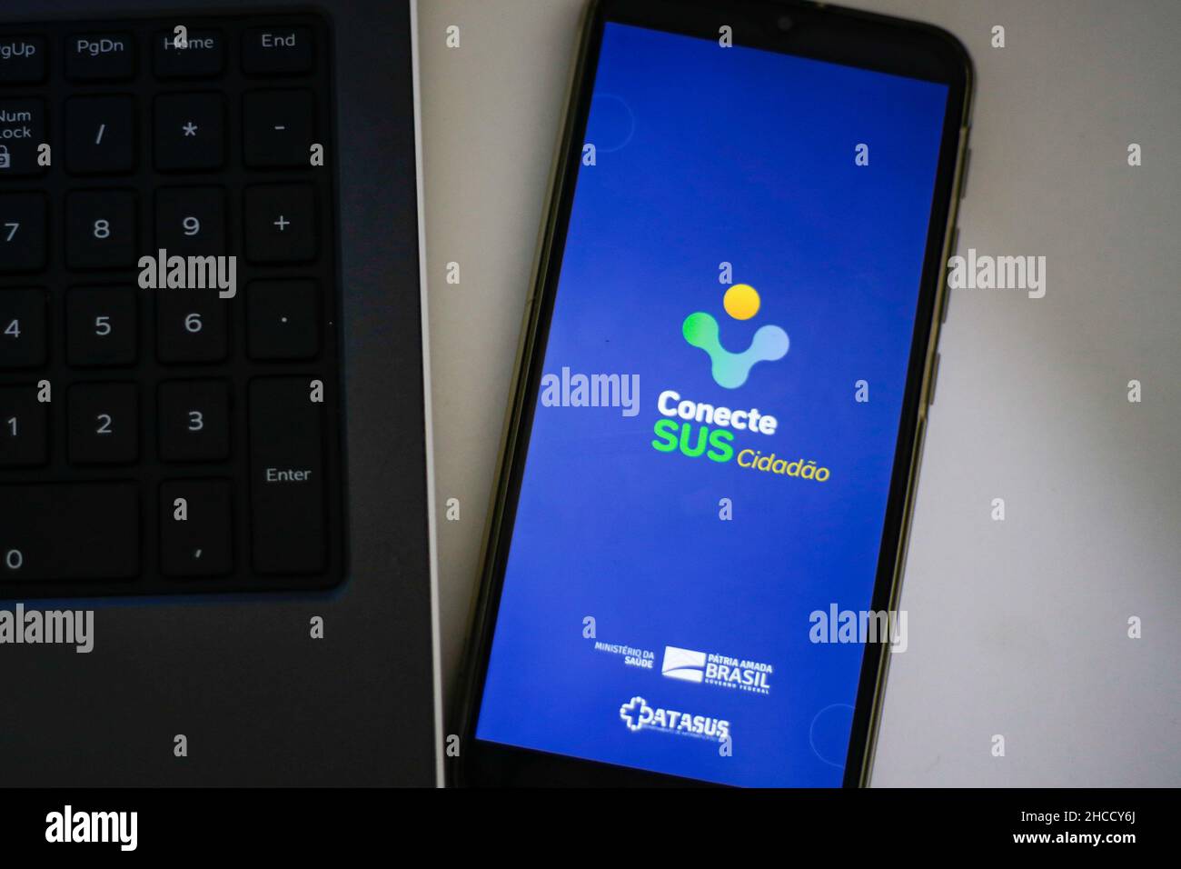 Recife, Brasile. 27th Dic 2021. PE - Recife - 12/27/2021 - RACCOLTA SPECIALE, APPLICAZIONI GOVERNATIVE - cellulare dispositivo (smartphone) mostrando l'applicazione Conecta SUS in foto scattate questo Lunedi (27) nella città di Recife. Conecta SUS è l'applicazione del Ministero della Sanità con storia clinica, vaccini e informazioni sanitarie per i cittadini serviti dal sistema sanitario unificato (SUS). Foto: Rafael Vieira/AGIF/Sipa USA Credit: Sipa USA/Alamy Live News Foto Stock