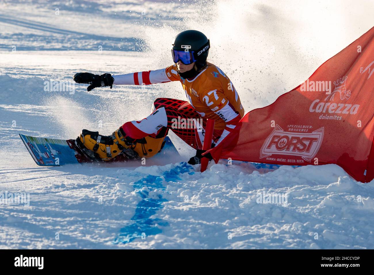 DUJMOVITS Julia (AUTI) in gara nella Coppa del mondo di Snowboard FIS 2022 Slalom gigante parallelo delle donne sul corso Pra di Tori (Carezza) nelle dolomiti Foto Stock