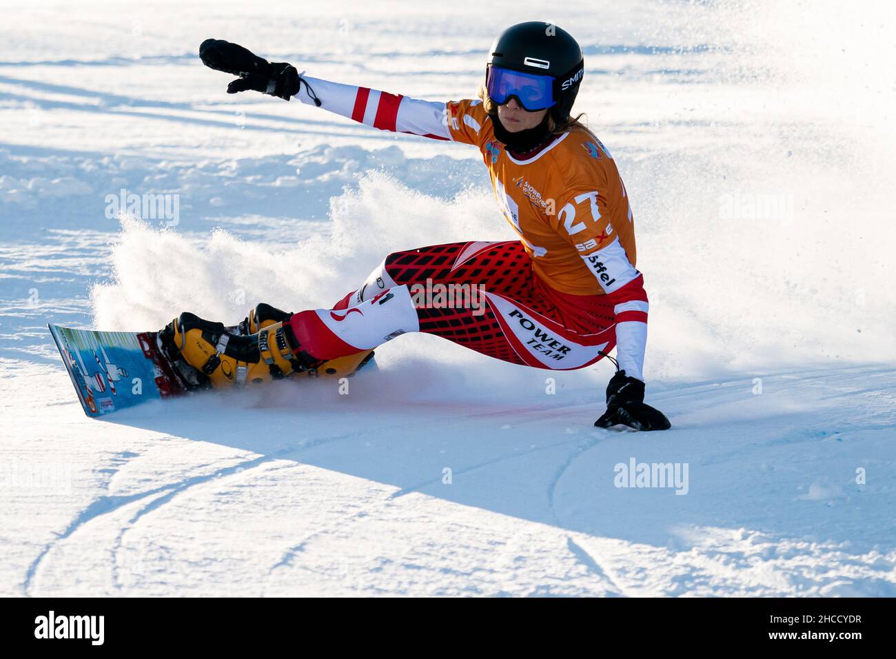 DUJMOVITS Julia (AUTI) in gara nella Coppa del mondo di Snowboard FIS 2022 Slalom gigante parallelo delle donne sul corso Pra di Tori (Carezza) nelle dolomiti Foto Stock