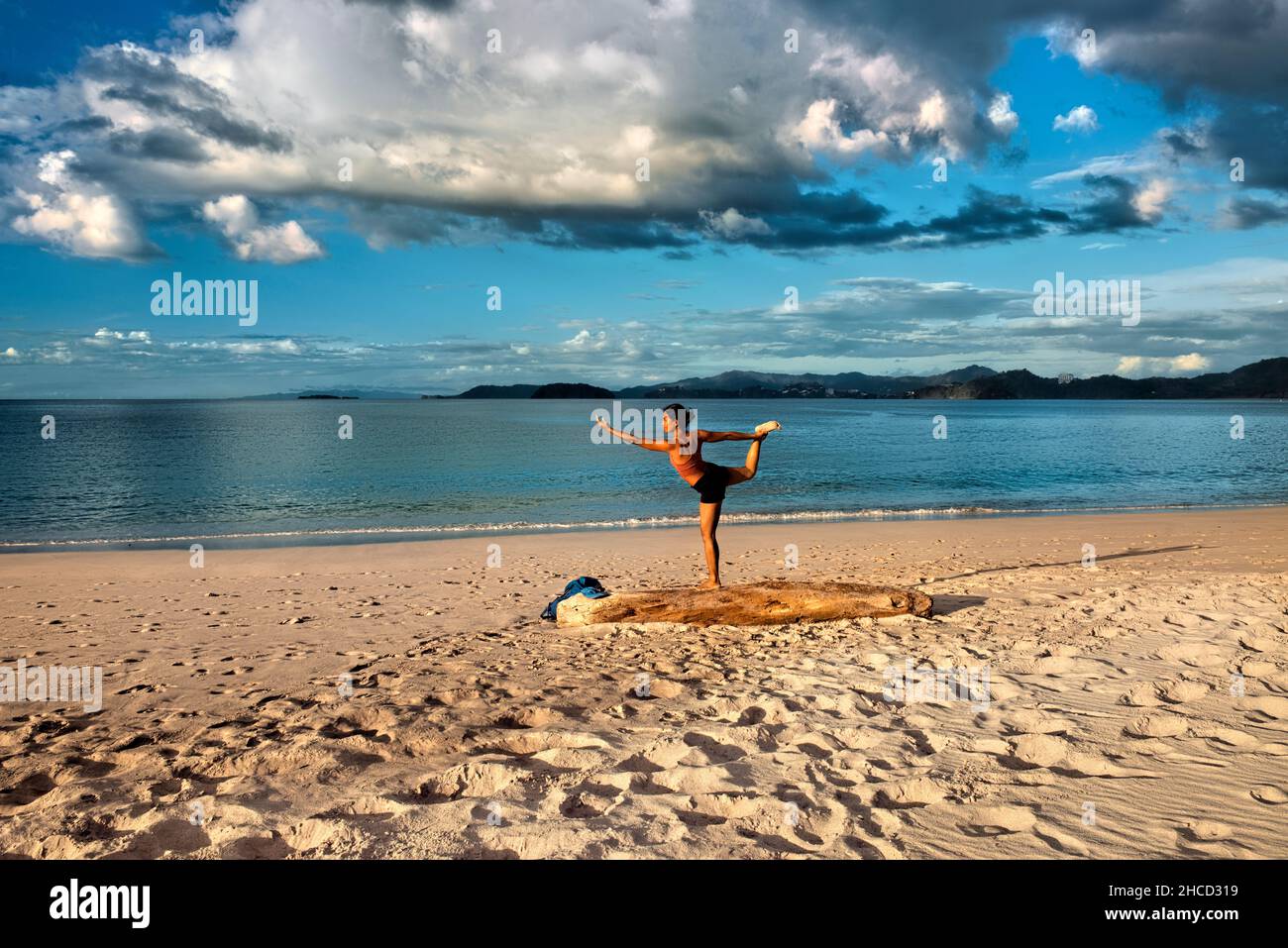 Yoga a Playa Conchal, una spiaggia fatta di conchiglie, Guanacaste, Costa Rica Foto Stock