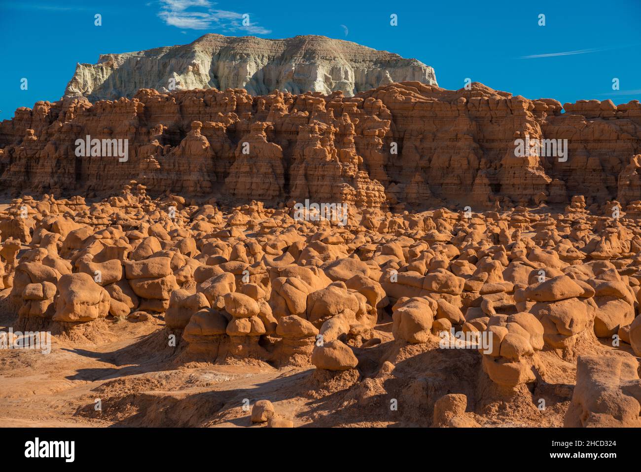 Famoso Goblin Valley state Park nello Utah, USA, sotto un cielo blu chiaro Foto Stock