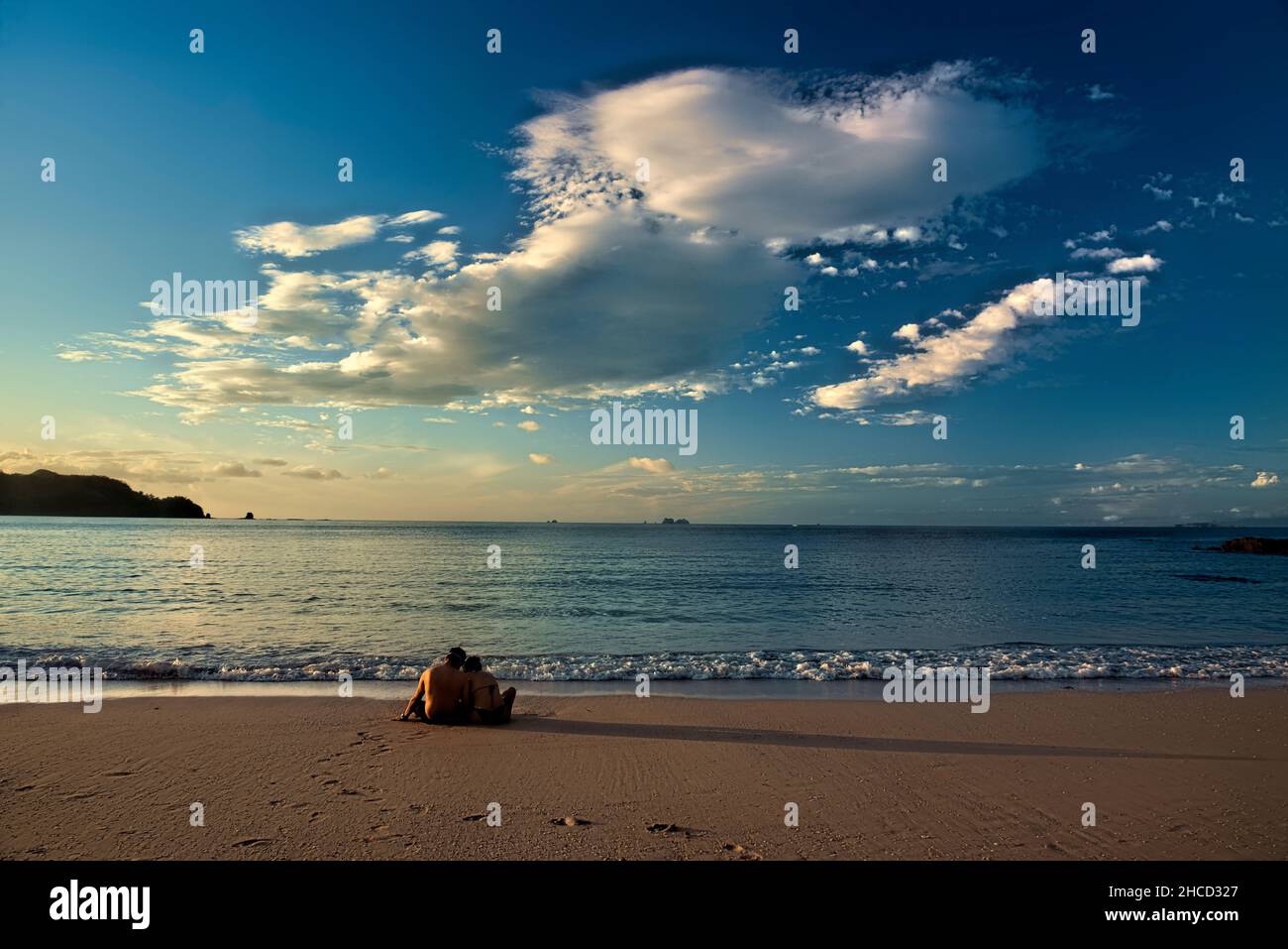 Coppia sulla spiaggia a Playa Conchal, Guanacaste, Costa Rica Foto Stock