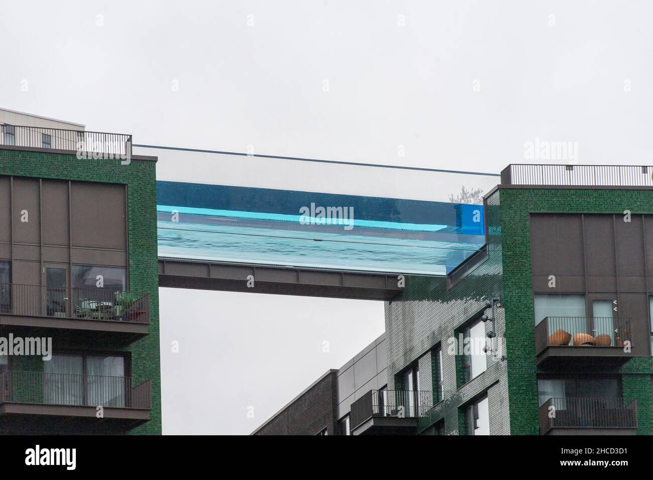 27/12//2021. Londra, Regno Unito. I residenti del quartiere Embassy Gardens esprimono la loro rabbia ai costi di riscaldamento di £150k per mantenere la Sky Pool, la prima piscina al mondo a spinning-through caldo durante i freddi mesi invernali. La piscina trasparente si erge su due isolati residenziali ed è a 115ft sopra il livello del terreno. I residenti vogliono che la piscina sia chiusa durante i mesi invernali a causa del riscaldamento per l'acqua. Foto di Ray Tang. Foto Stock