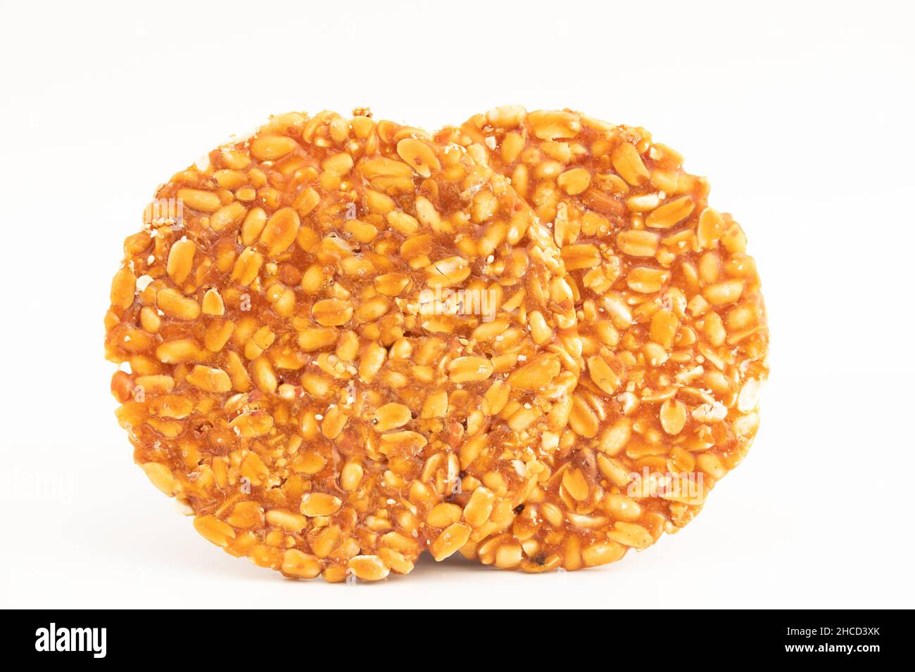 Makar Sankranti o Lohri Mithai Badam Chikki anche conosciuto come Kozinaki, Gud Singdana Chikky, Gud Patti o Gur Papadi fatto di Sesame, NUTS Groundnut Mungf Foto Stock