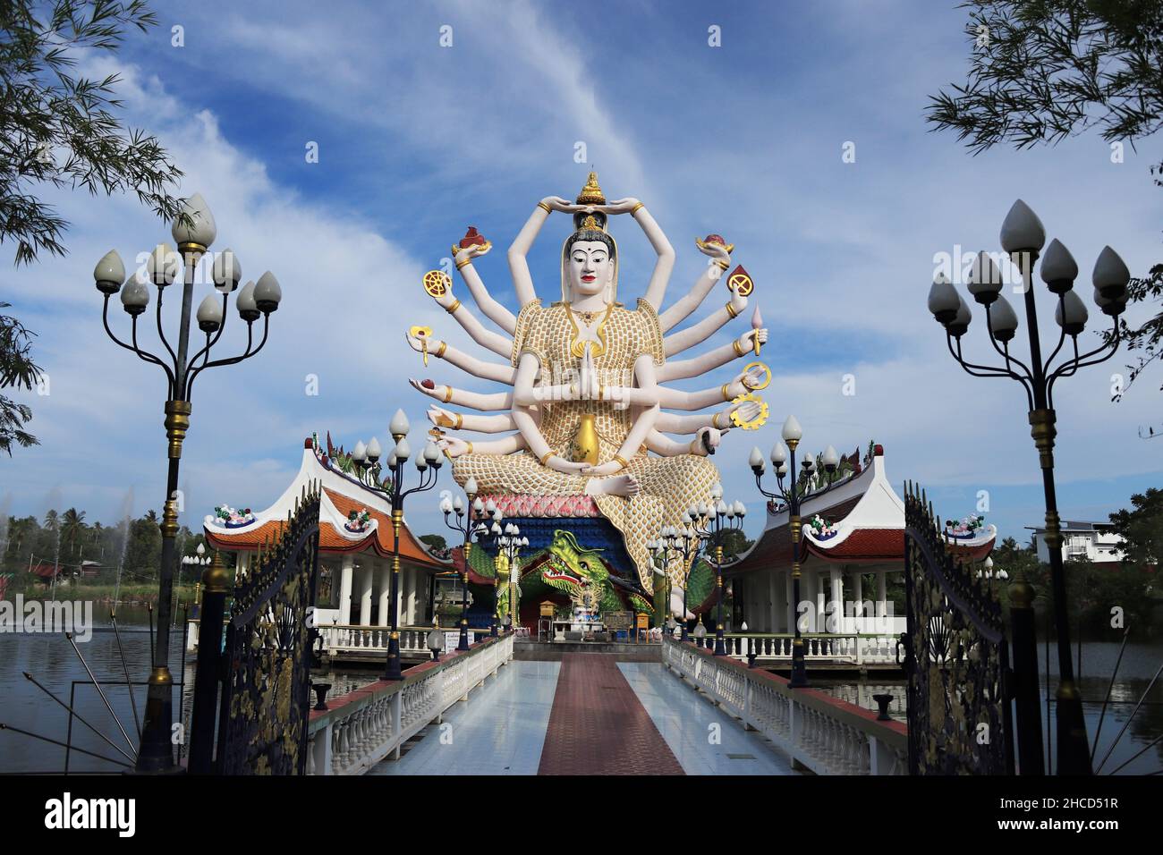 Angolo basso del più grande tempio buddista religioso a Koh Thailandia Foto Stock