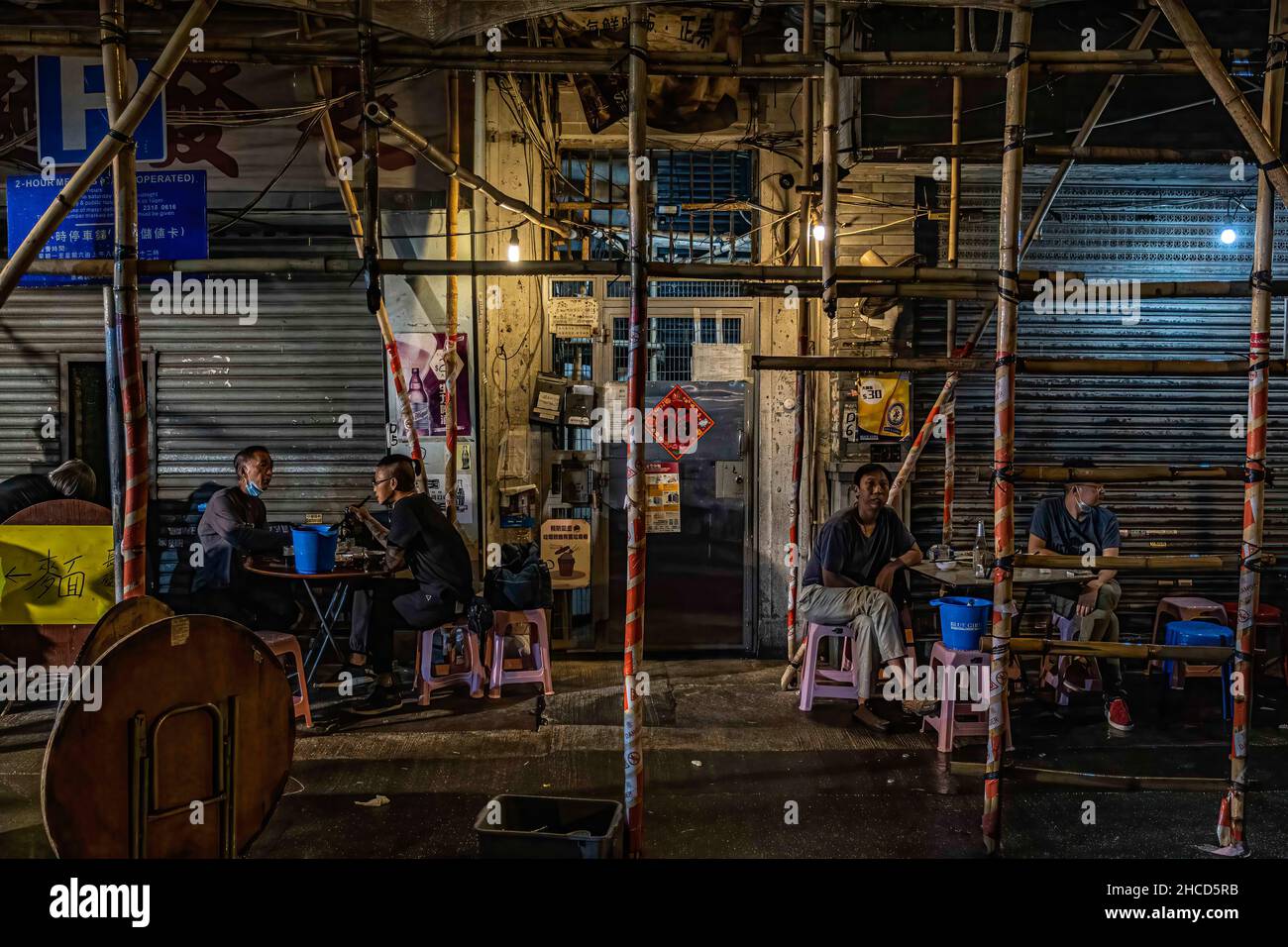 Hong Kong, Cina. 04th maggio 2021. La gente è vista gustarsi la cena al ristorante dai Pai Dong. Credit: SOPA Images Limited/Alamy Live News Foto Stock