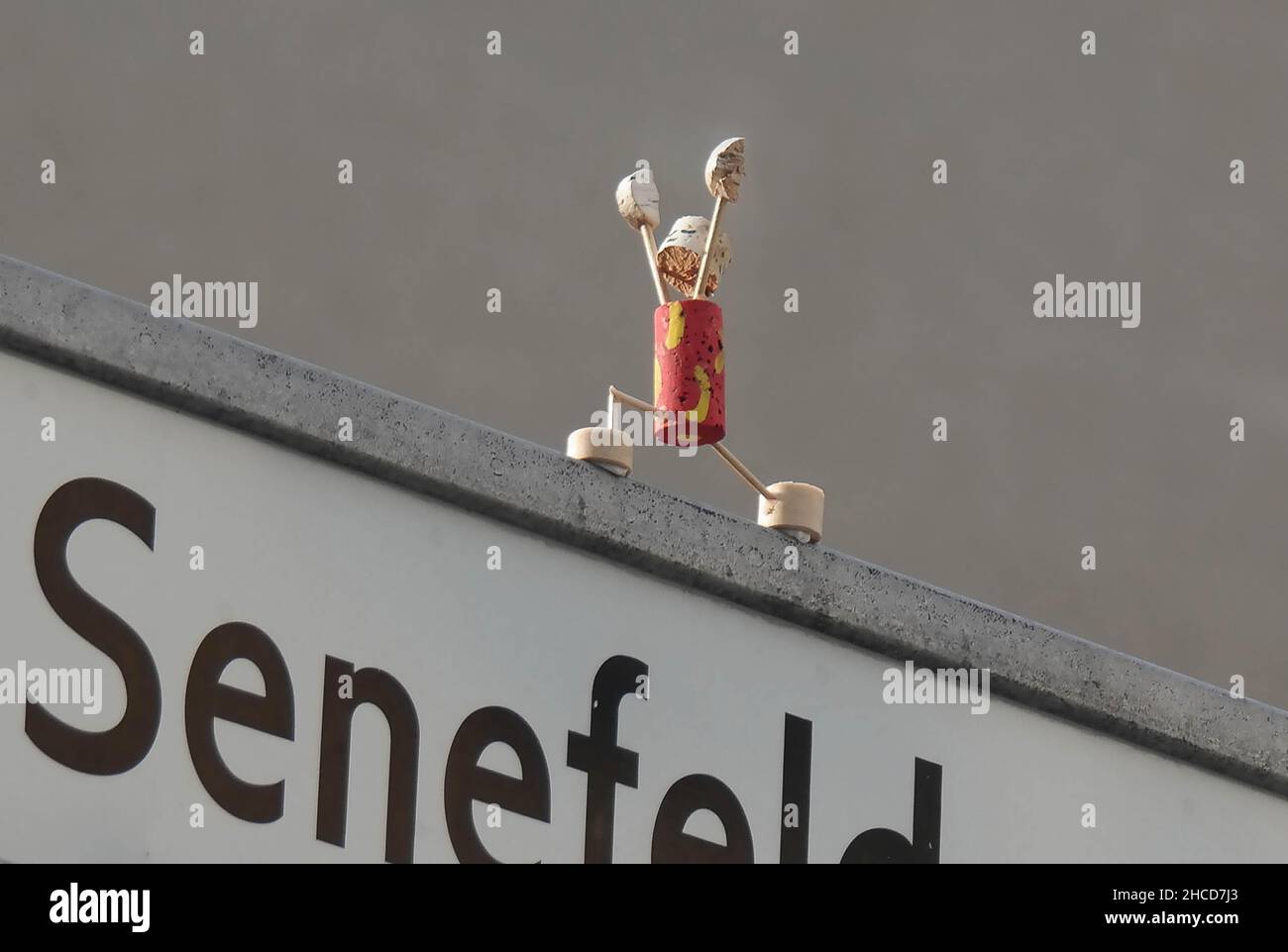 Figura in sughero (Korkenmännchen). Molte di queste figure si trovano in cima alle targhe stradali di Berlino. Artista sconosciuto. Foto Stock